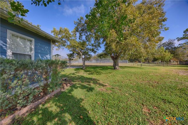 107 Crockett Street, Hallettsville, TX 77964