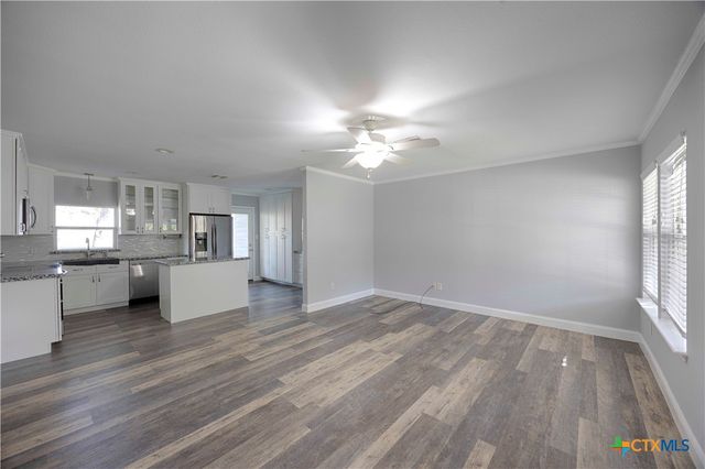 107 Crockett Street, Hallettsville, TX 77964