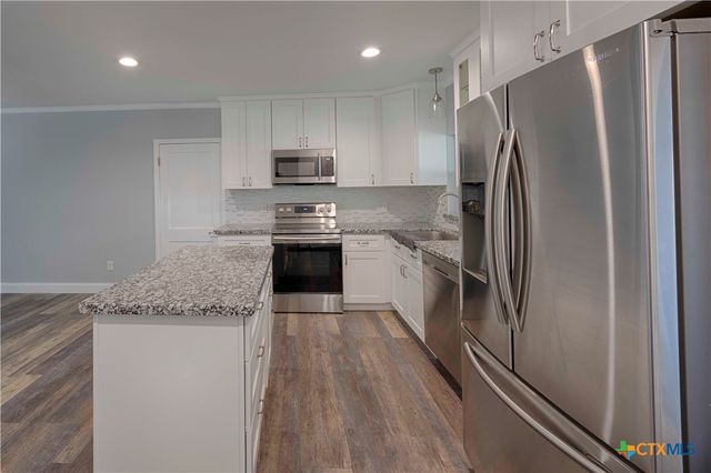 107 Crockett Street, Hallettsville, TX 77964