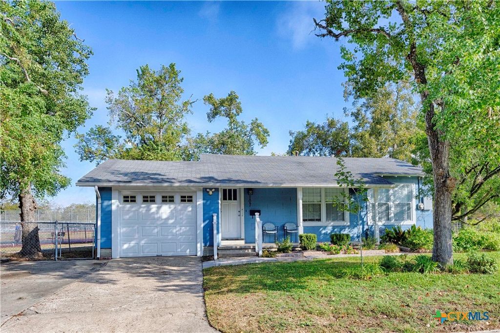 107 Crockett Street, Hallettsville, TX 77964