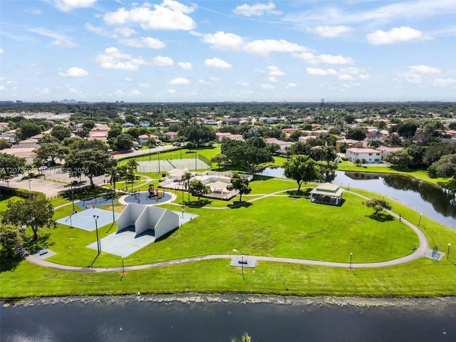 11112 N Harmony Lake Circle, Davie, FL 33324