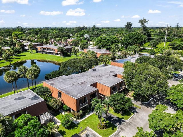 11112 N Harmony Lake Circle, Davie, FL 33324