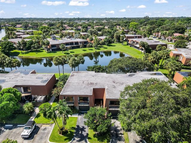 11112 N Harmony Lake Circle, Davie, FL 33324