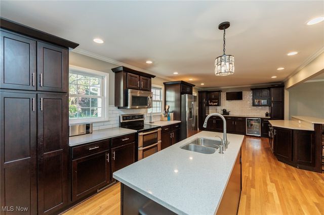 30334 Manhasset Drive, Bay Village, OH 44140