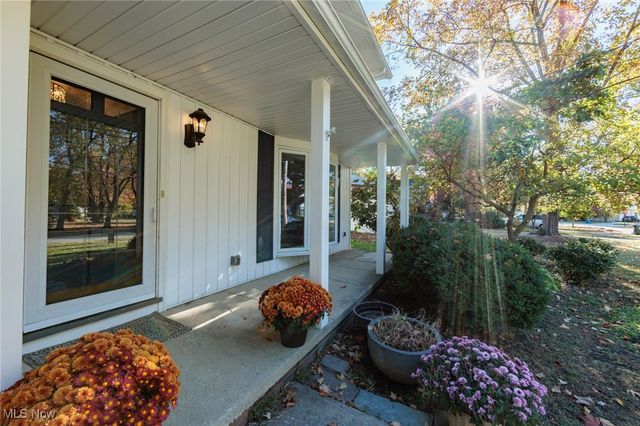 30334 Manhasset Drive, Bay Village, OH 44140