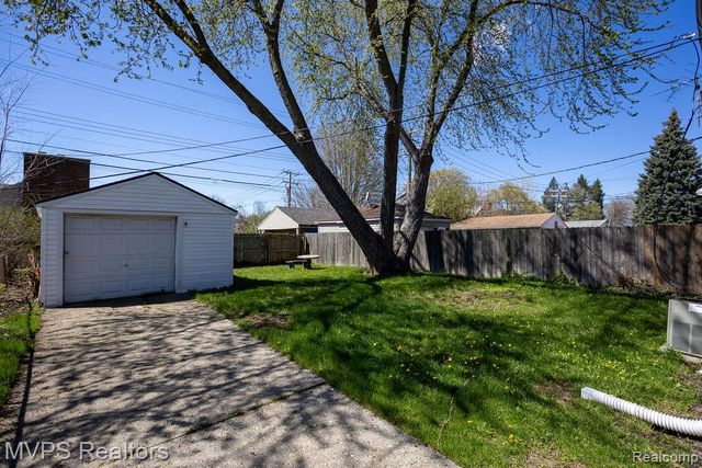 20813 Universal Avenue, Eastpointe, MI 48021