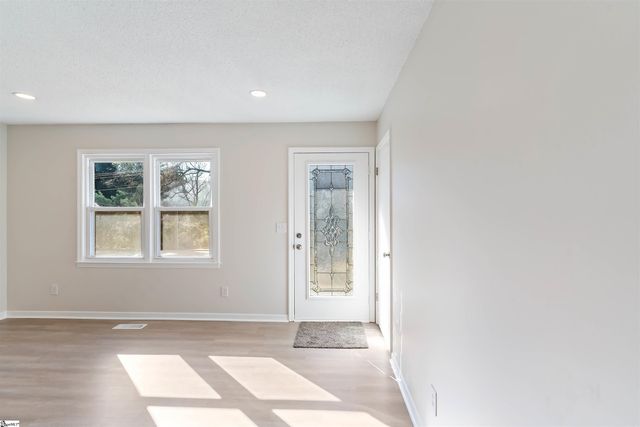 210 N Randolph Avenue, Landrum, SC 29356