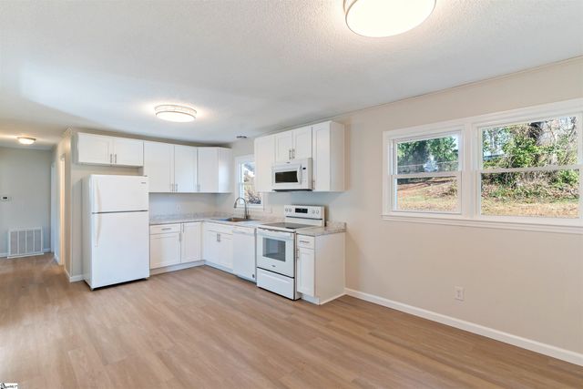 210 N Randolph Avenue, Landrum, SC 29356