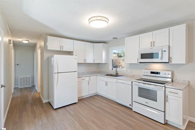 210 N Randolph Avenue, Landrum, SC 29356