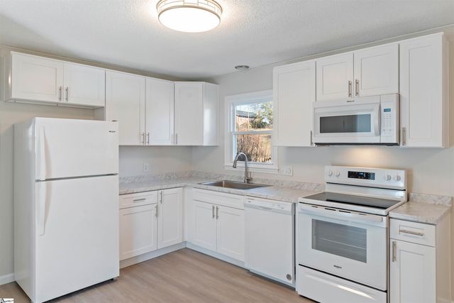 210 N Randolph Avenue, Landrum, SC 29356