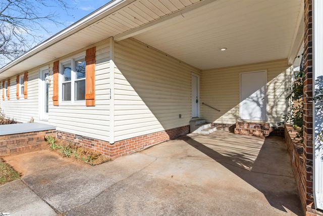 210 N Randolph Avenue, Landrum, SC 29356