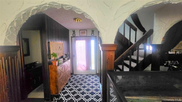 98 Sutton Park Road, Poughkeepsie, NY 12603