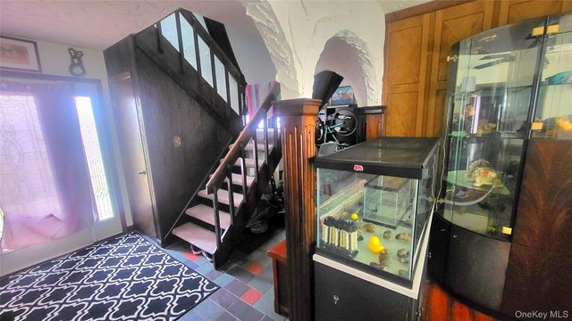 98 Sutton Park Road, Poughkeepsie, NY 12603