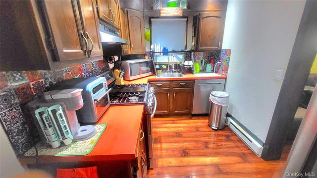 98 Sutton Park Road, Poughkeepsie, NY 12603