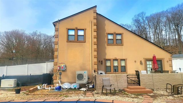 98 Sutton Park Road, Poughkeepsie, NY 12603