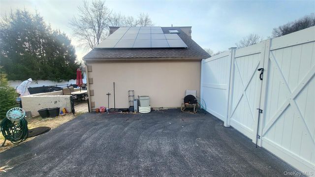 98 Sutton Park Road, Poughkeepsie, NY 12603