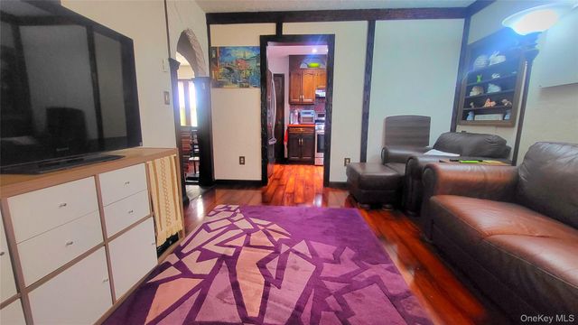 98 Sutton Park Road, Poughkeepsie, NY 12603