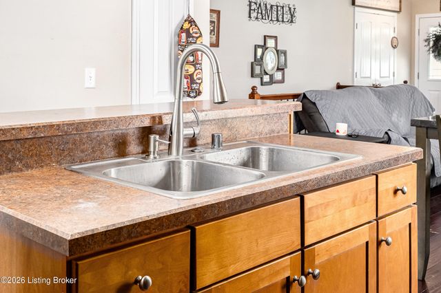 7803 Hepatica Dr, Louisville, KY 40258