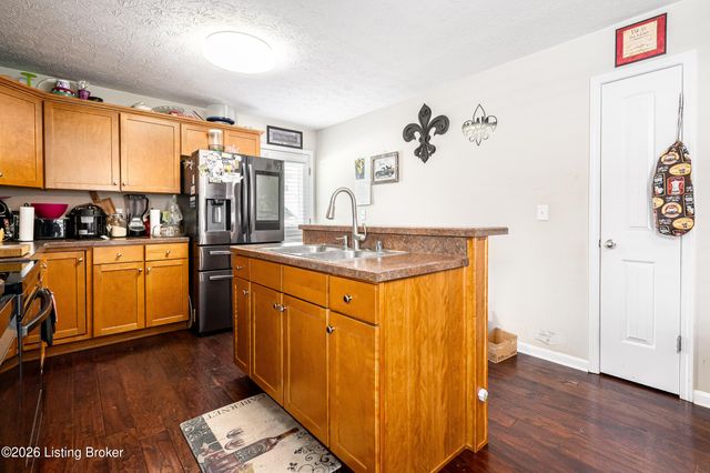 7803 Hepatica Dr, Louisville, KY 40258