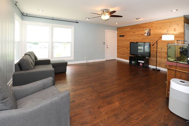212 Hill Avenue, North Aurora, IL 60542