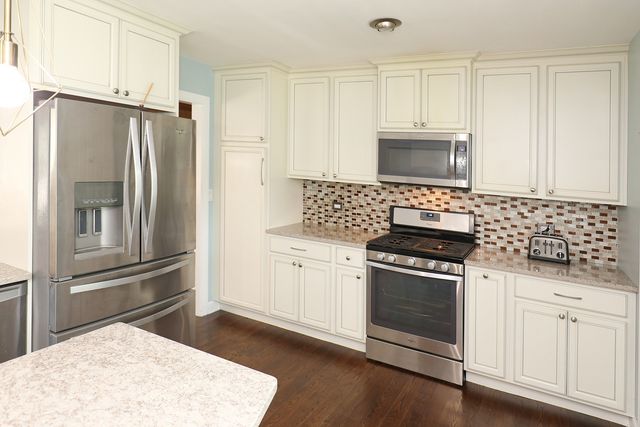 212 Hill Avenue, North Aurora, IL 60542