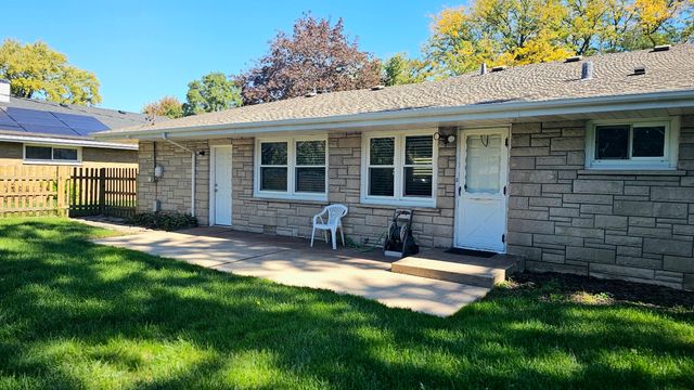 212 Hill Avenue, North Aurora, IL 60542
