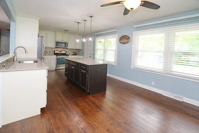 212 Hill Avenue, North Aurora, IL 60542