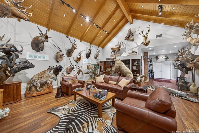 1714 continental, Pleasanton, TX 78064