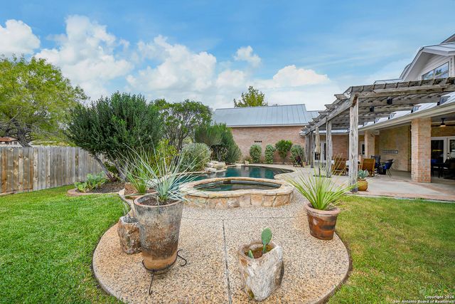 1714 continental, Pleasanton, TX 78064