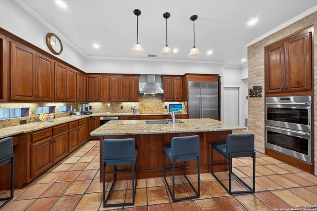 1714 continental, Pleasanton, TX 78064