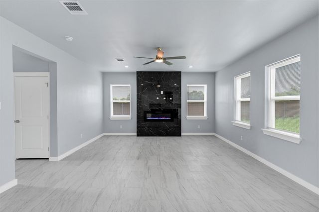 588 Highview Court, Godley, TX 76044