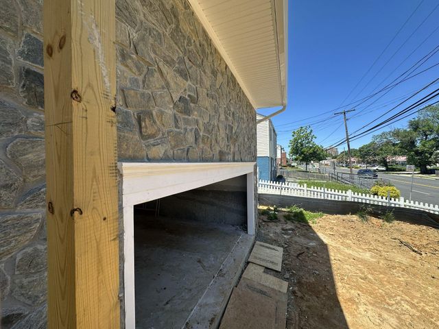 2221 HUNTINGTON AVE, Alexandria, VA 22303
