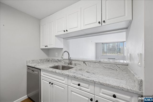 65 2nd Street 1006, Jersey City, NJ 07302