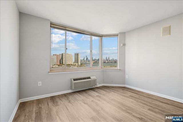 65 2nd Street 1006, Jersey City, NJ 07302