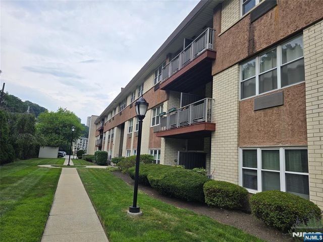 1111 River Road C26, Edgewater, NJ 07020