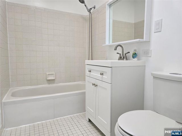1111 River Road C26, Edgewater, NJ 07020
