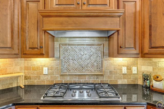1138 SW New Forest DR, Topeka, KS 66604