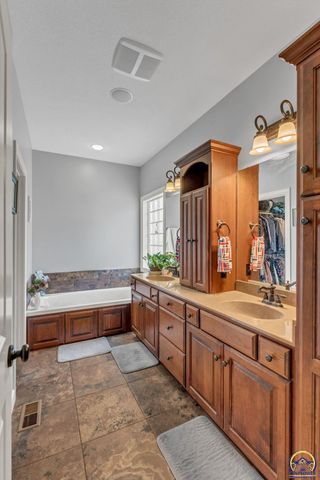 1138 SW New Forest DR, Topeka, KS 66604