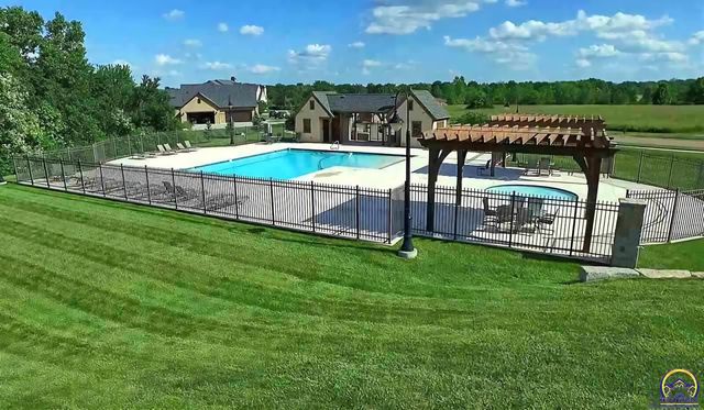 1138 SW New Forest DR, Topeka, KS 66604