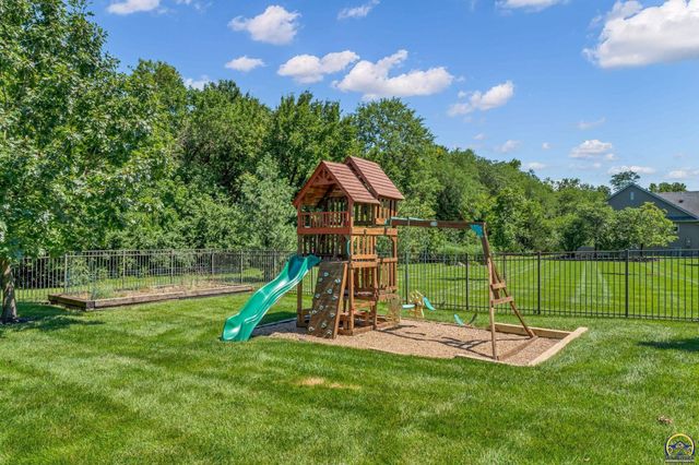 1138 SW New Forest DR, Topeka, KS 66604