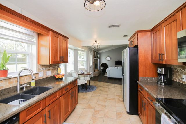 4208 Fitzgerald St, Marshall, TX 75672