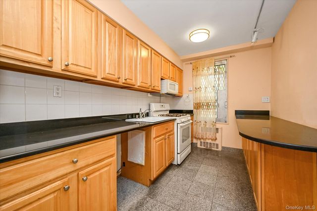 140-18 Burden Crescent 411, Briarwood, NY 11435