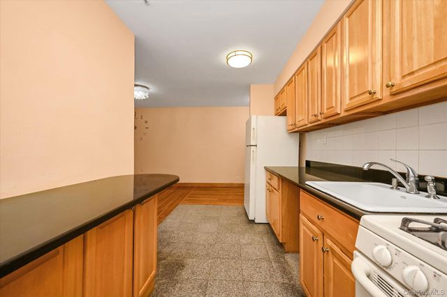140-18 Burden Crescent 411, Briarwood, NY 11435