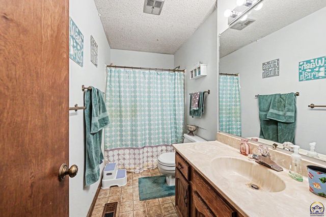 3201 SW 35th TER, Topeka, KS 66614