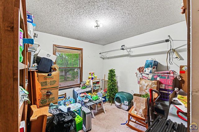 3201 SW 35th TER, Topeka, KS 66614