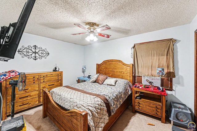 3201 SW 35th TER, Topeka, KS 66614