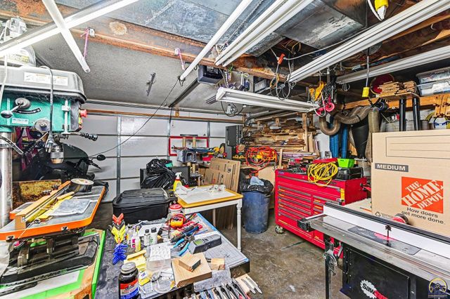 3201 SW 35th TER, Topeka, KS 66614