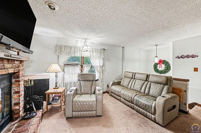 3201 SW 35th TER, Topeka, KS 66614