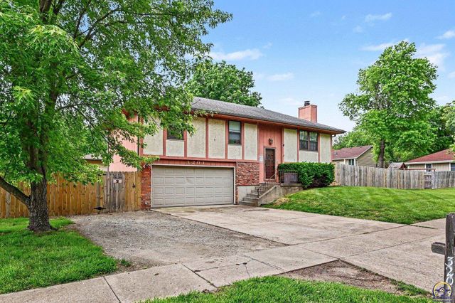 3201 SW 35th TER, Topeka, KS 66614