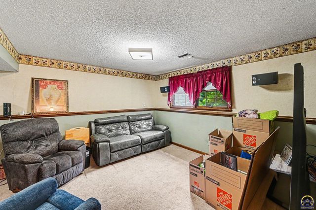 3201 SW 35th TER, Topeka, KS 66614